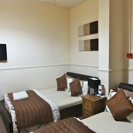 Skylark Guest House Гаунслоу Екстер'єр фото