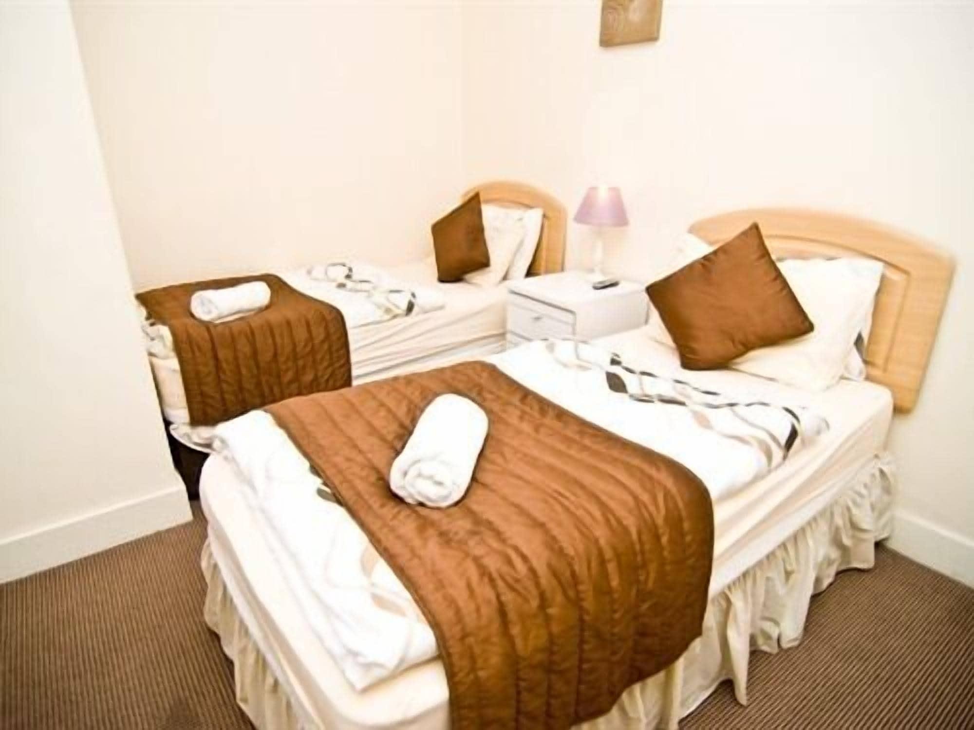 Skylark Guest House Гаунслоу Екстер'єр фото