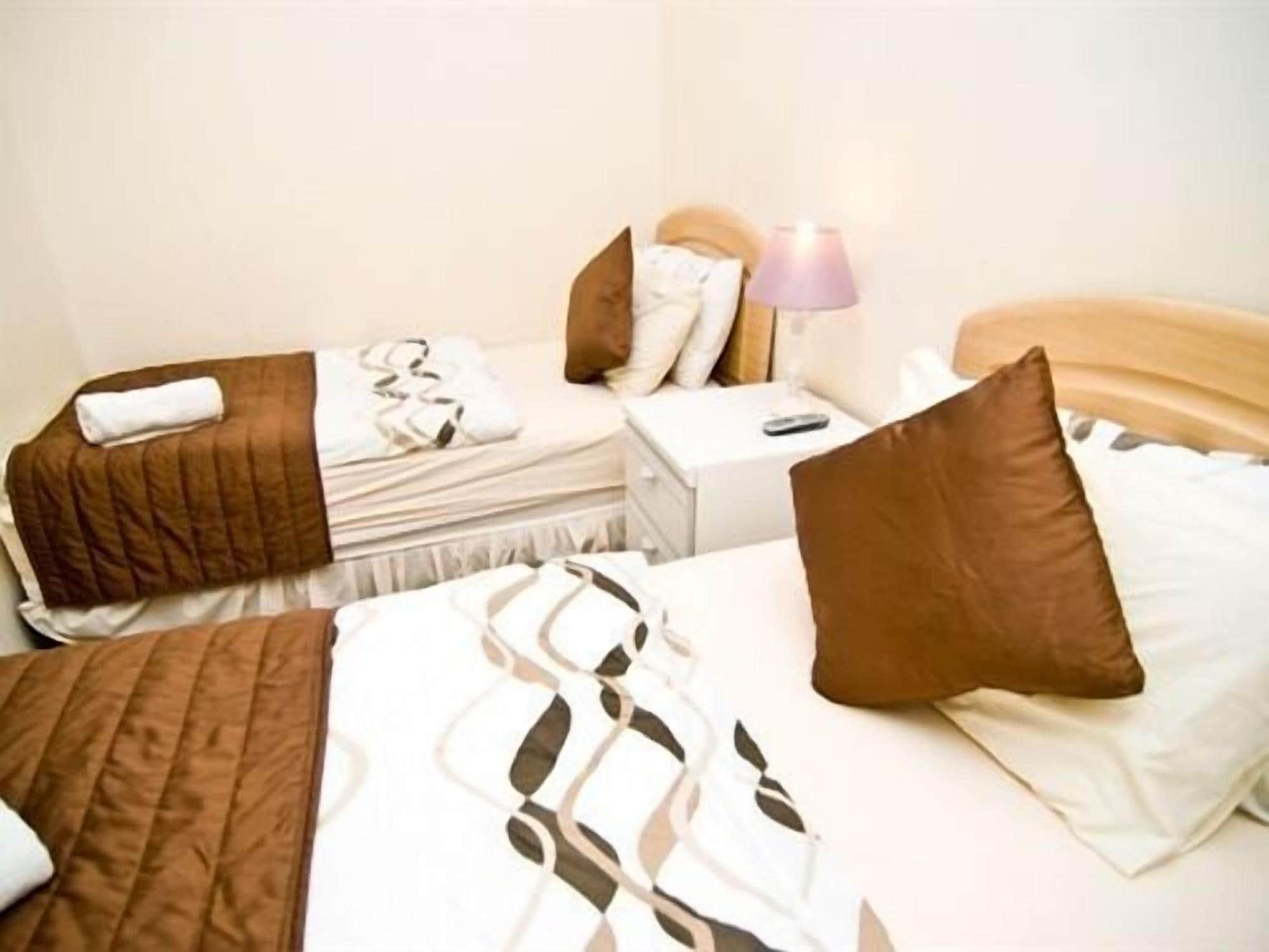 Skylark Guest House Гаунслоу Екстер'єр фото