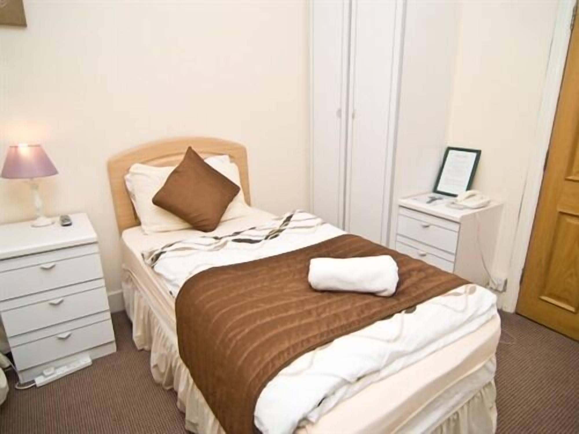 Skylark Guest House Гаунслоу Екстер'єр фото