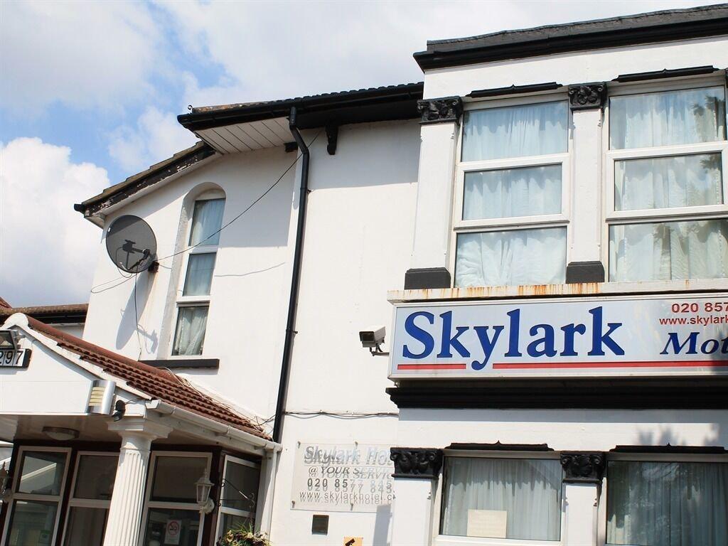 Skylark Guest House Гаунслоу Екстер'єр фото