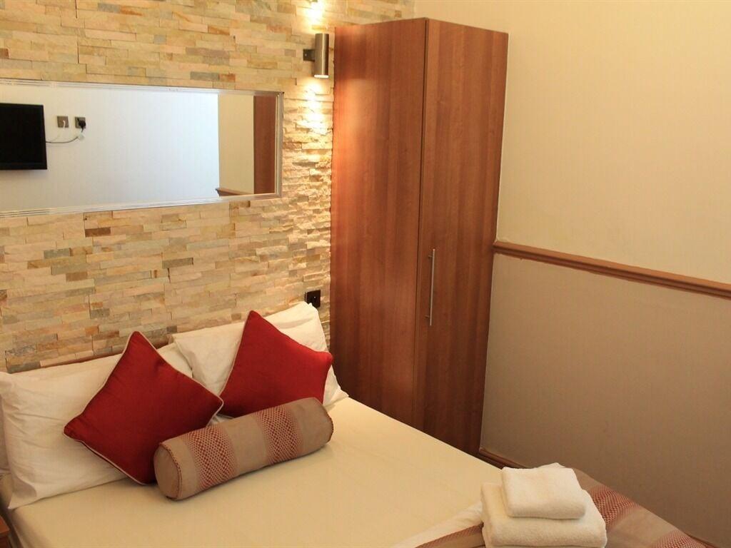 Skylark Guest House Гаунслоу Екстер'єр фото