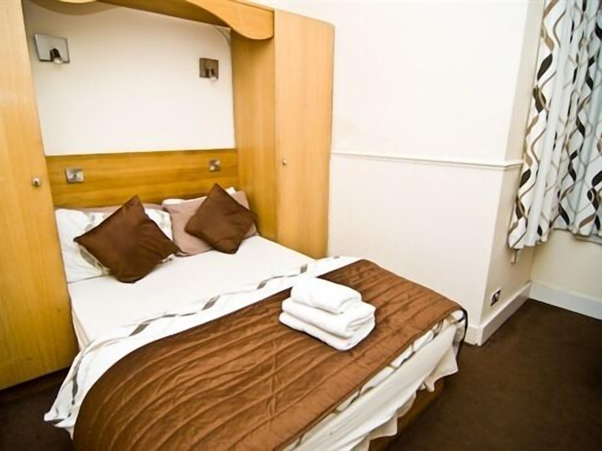 Skylark Guest House Гаунслоу Екстер'єр фото