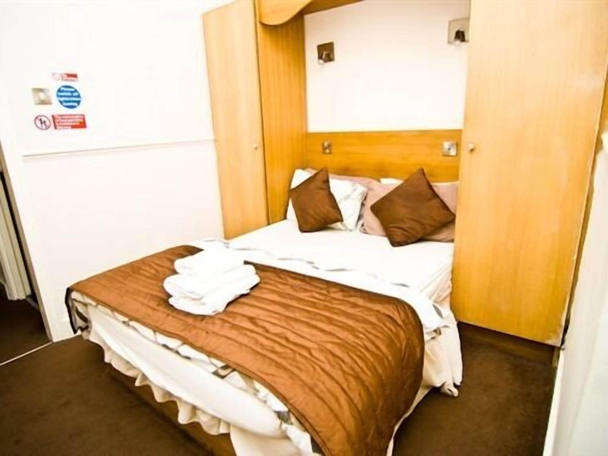 Skylark Guest House Гаунслоу Екстер'єр фото