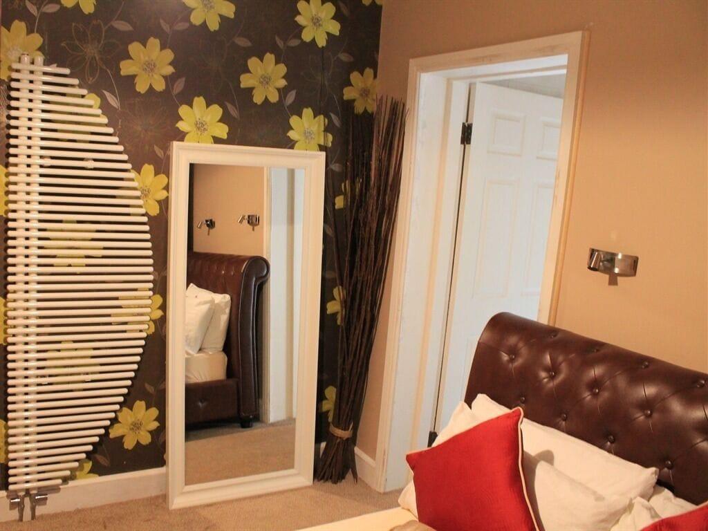 Skylark Guest House Гаунслоу Екстер'єр фото