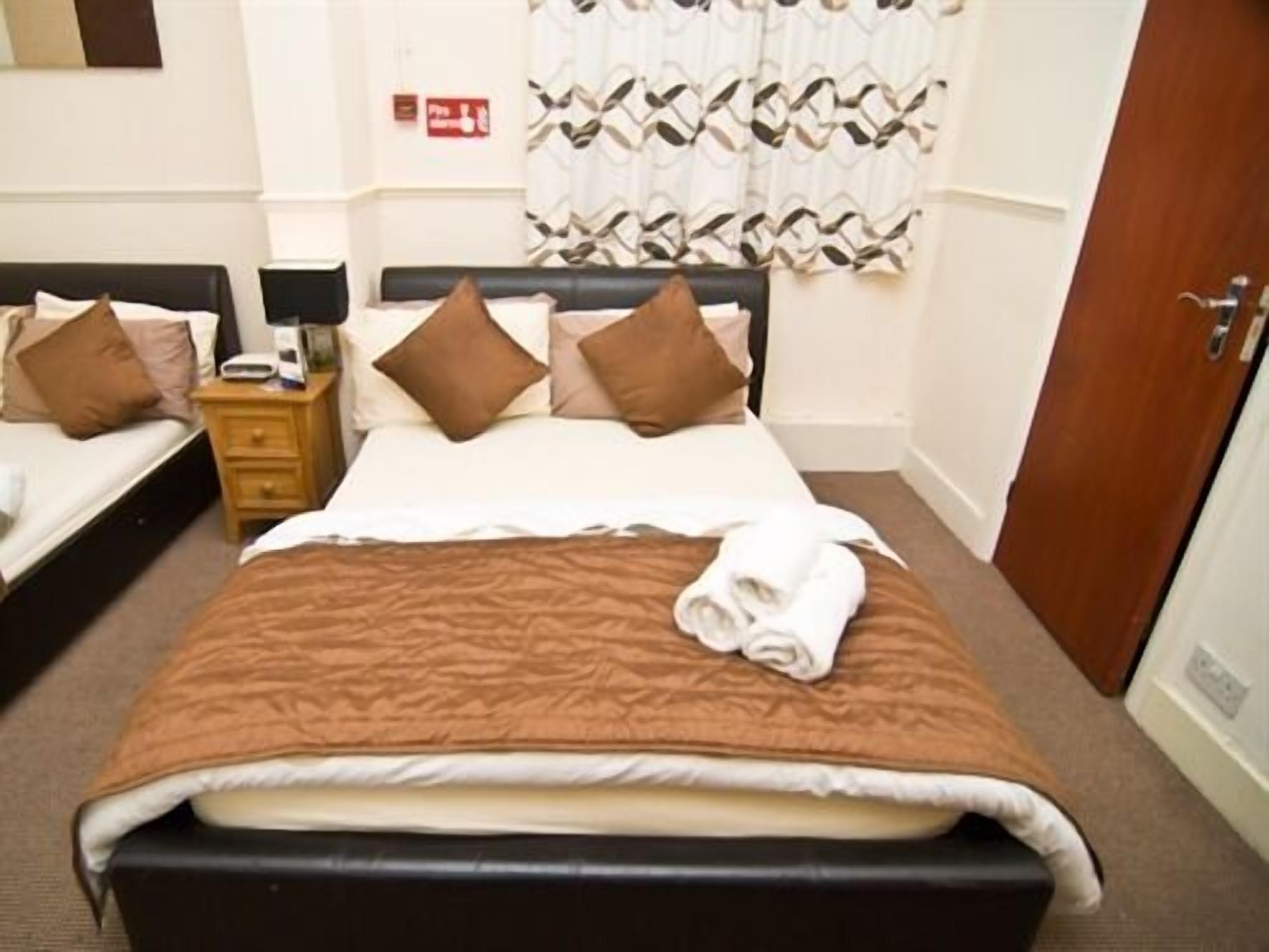 Skylark Guest House Гаунслоу Екстер'єр фото
