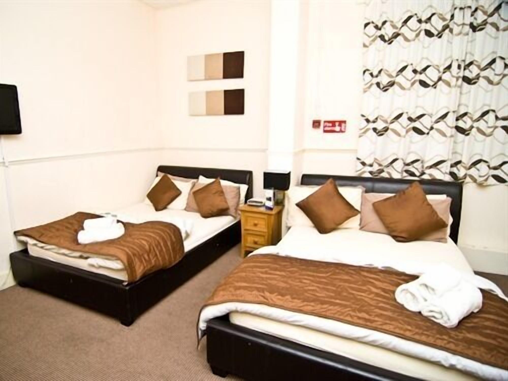 Skylark Guest House Гаунслоу Екстер'єр фото