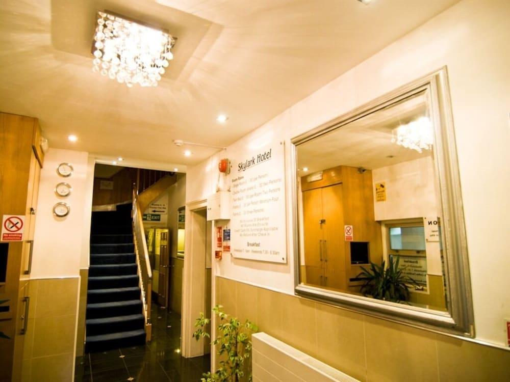 Skylark Guest House Гаунслоу Екстер'єр фото