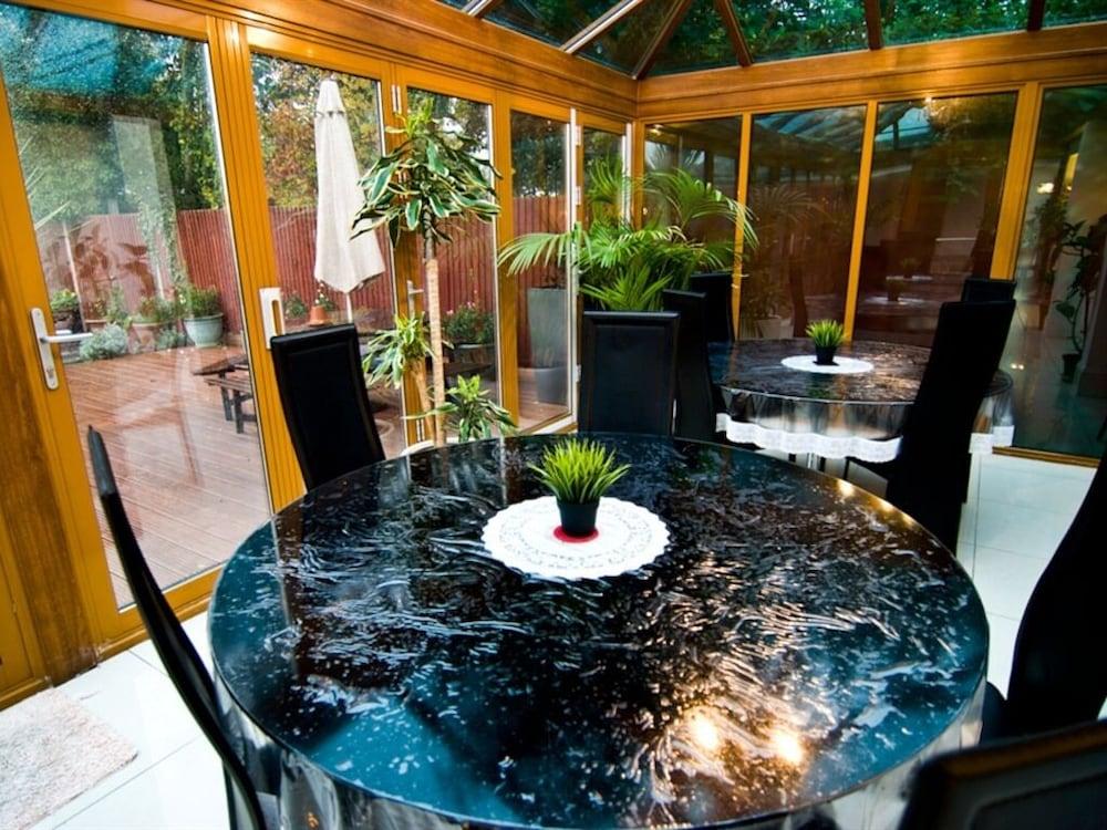 Skylark Guest House Гаунслоу Екстер'єр фото