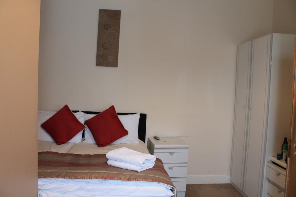 Skylark Guest House Гаунслоу Номер фото