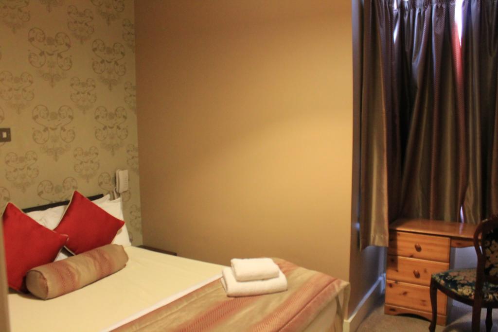 Skylark Guest House Гаунслоу Номер фото