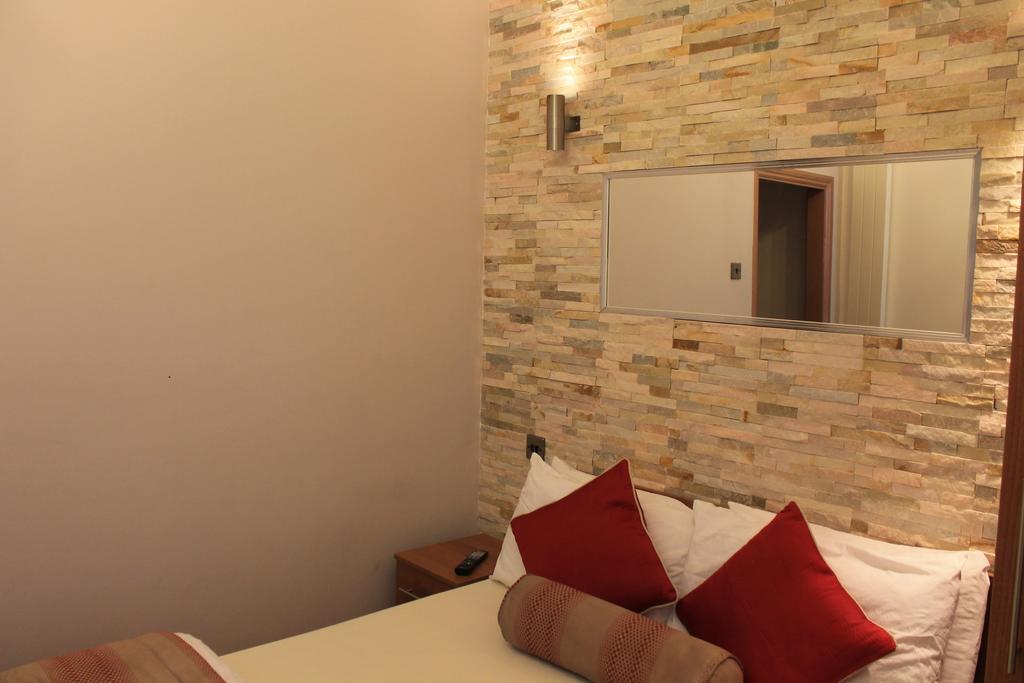 Skylark Guest House Гаунслоу Номер фото