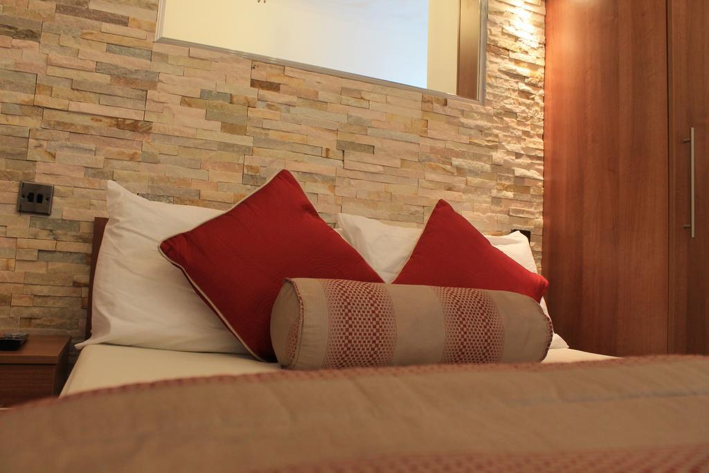 Skylark Guest House Гаунслоу Номер фото