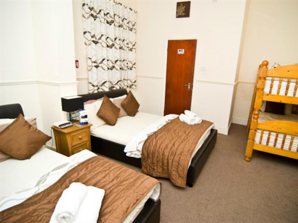 Skylark Guest House Гаунслоу Екстер'єр фото