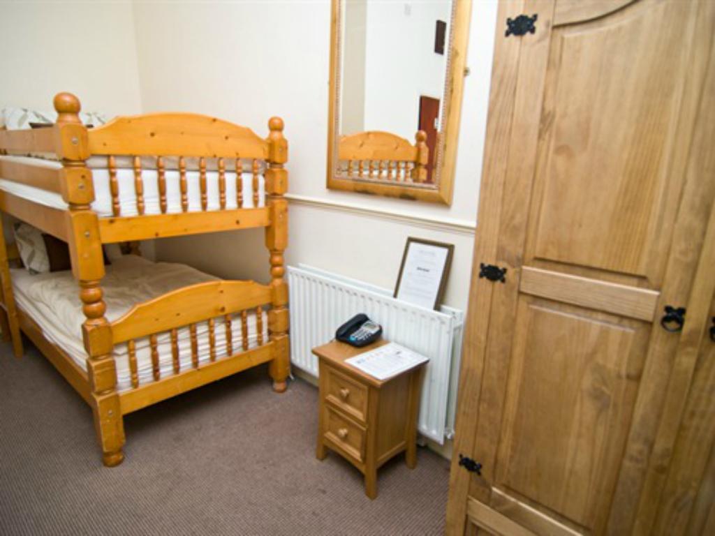 Skylark Guest House Гаунслоу Екстер'єр фото