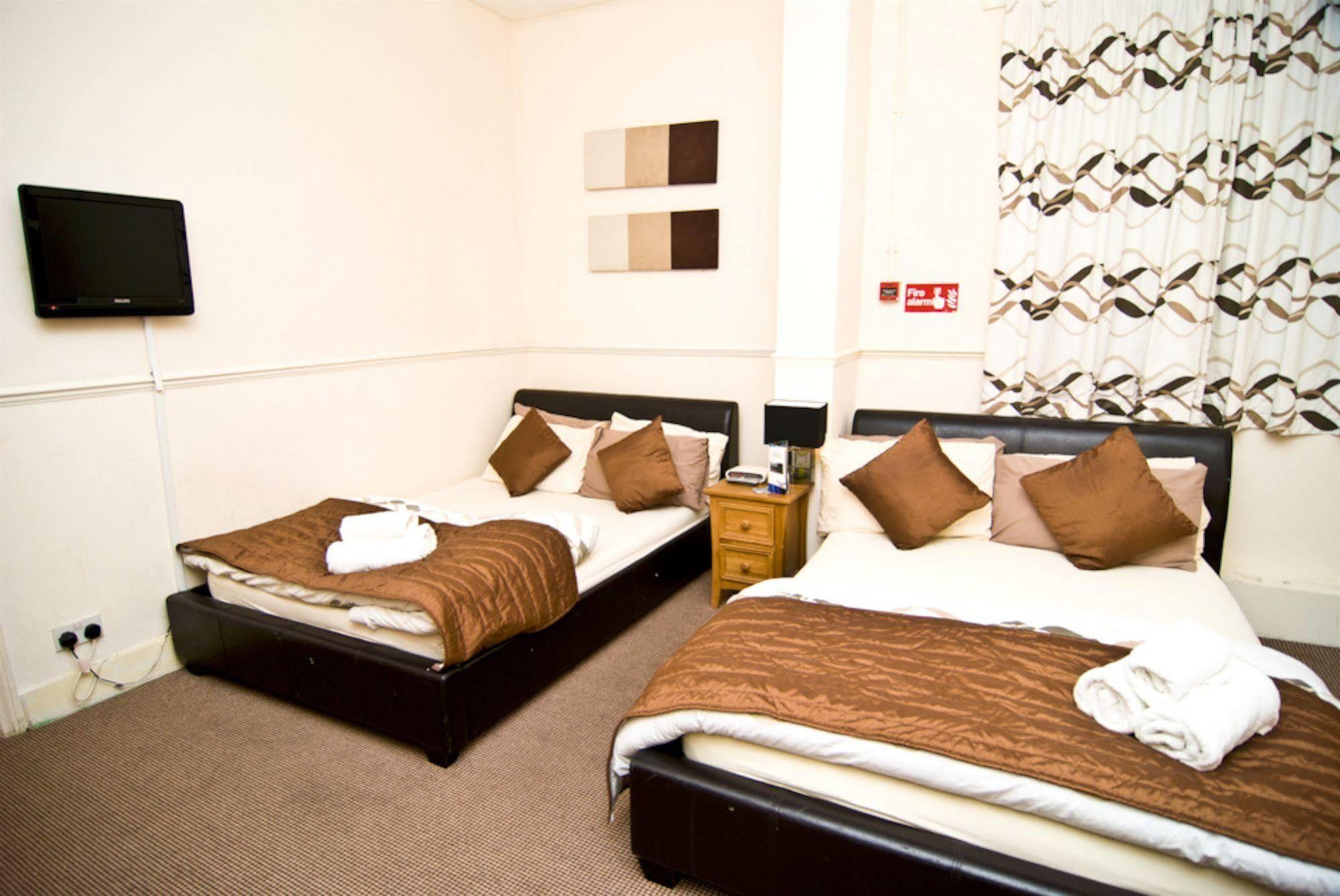 Skylark Guest House Гаунслоу Екстер'єр фото