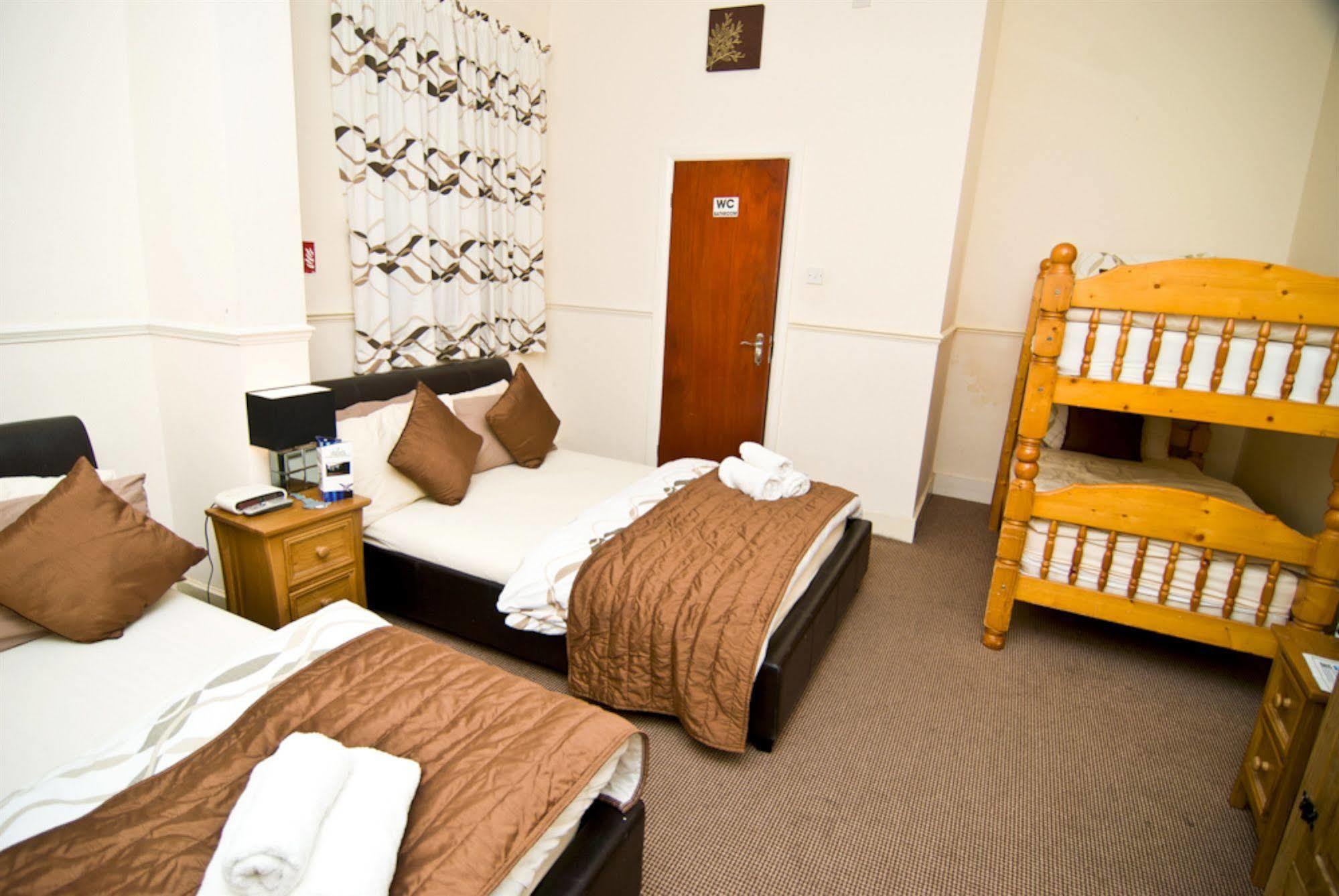 Skylark Guest House Гаунслоу Екстер'єр фото