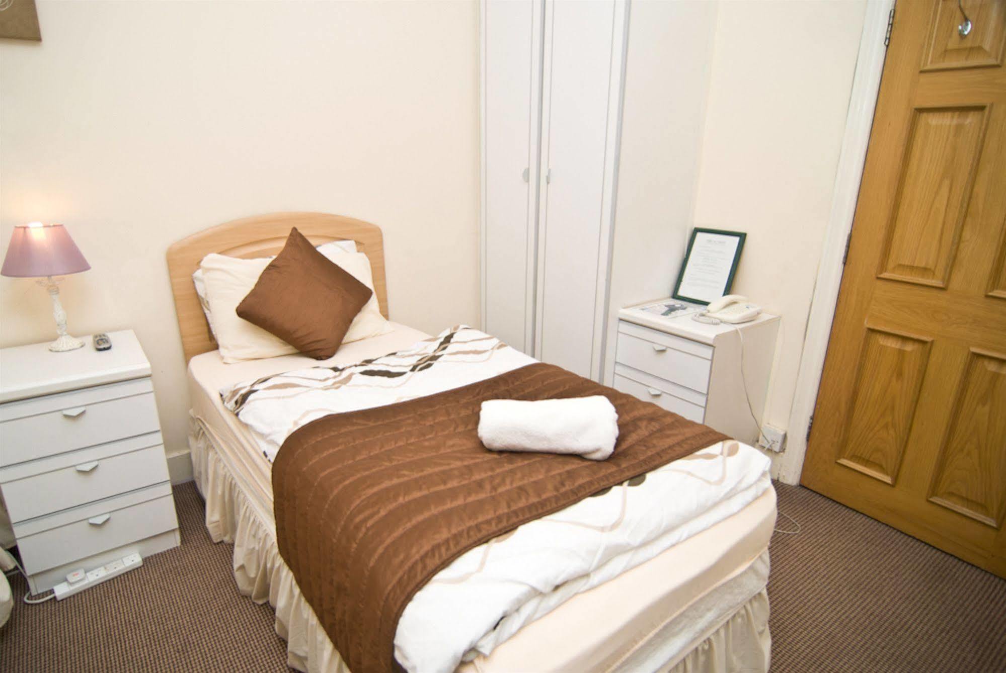 Skylark Guest House Гаунслоу Екстер'єр фото