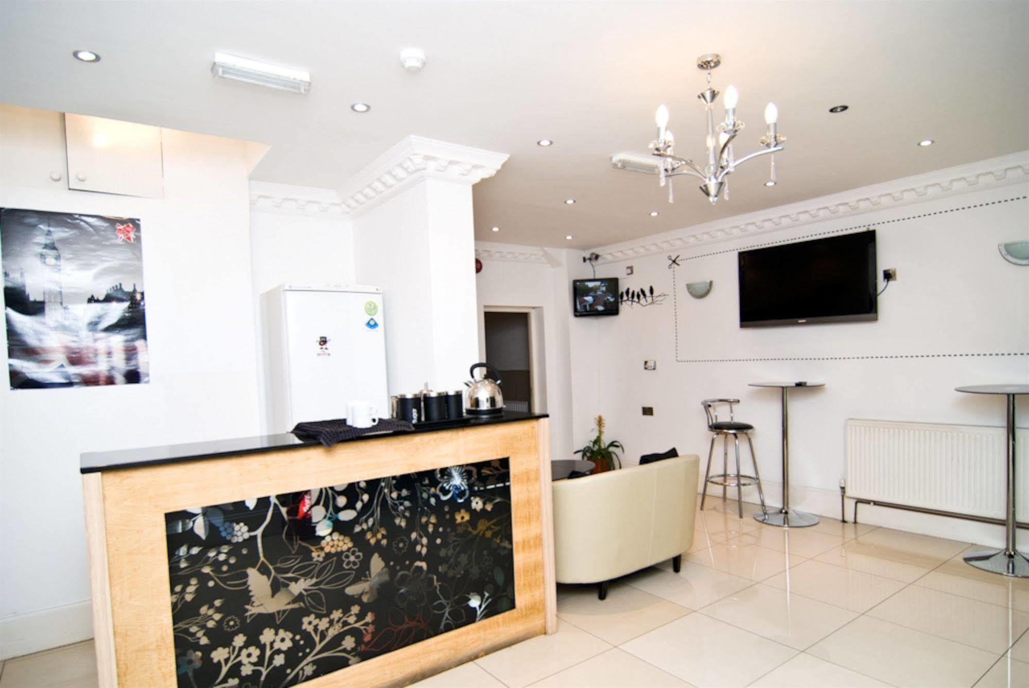 Skylark Guest House Гаунслоу Екстер'єр фото