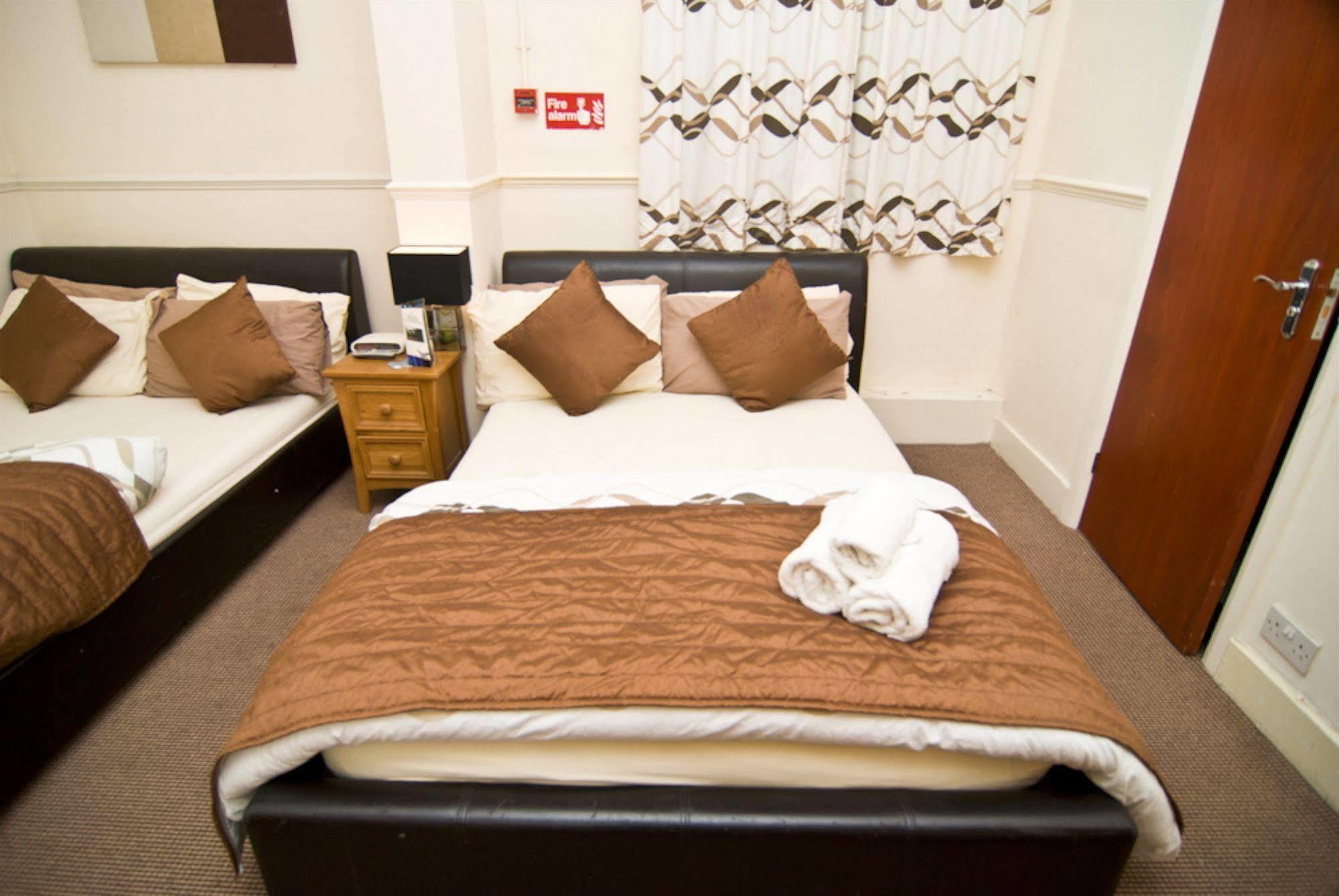 Skylark Guest House Гаунслоу Екстер'єр фото