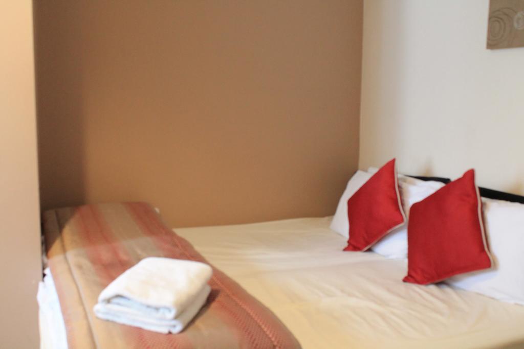 Skylark Guest House Гаунслоу Номер фото
