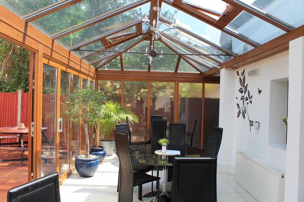 Skylark Guest House Гаунслоу Екстер'єр фото