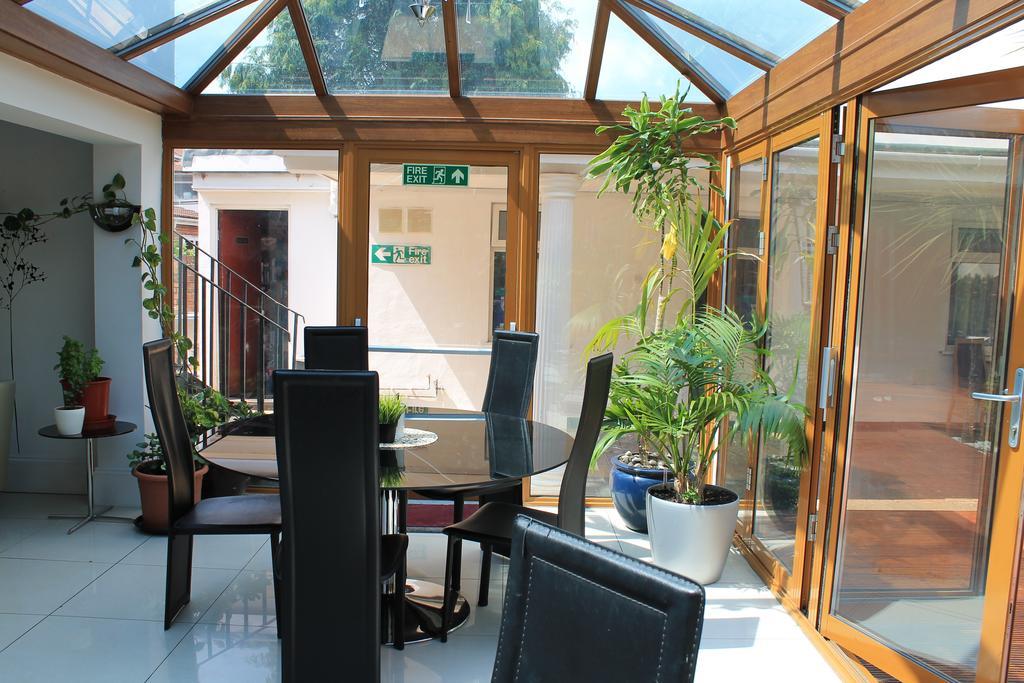 Skylark Guest House Гаунслоу Екстер'єр фото