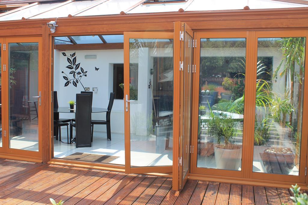 Skylark Guest House Гаунслоу Екстер'єр фото