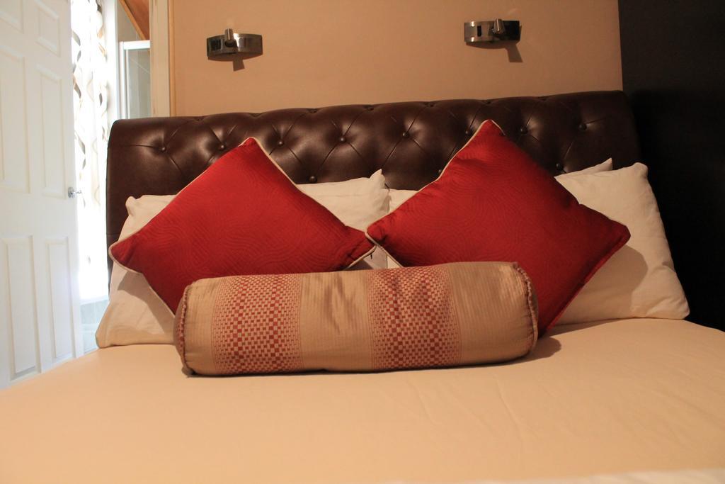 Skylark Guest House Гаунслоу Екстер'єр фото