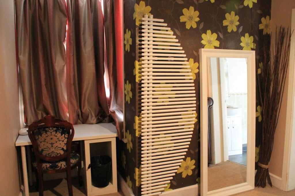Skylark Guest House Гаунслоу Номер фото