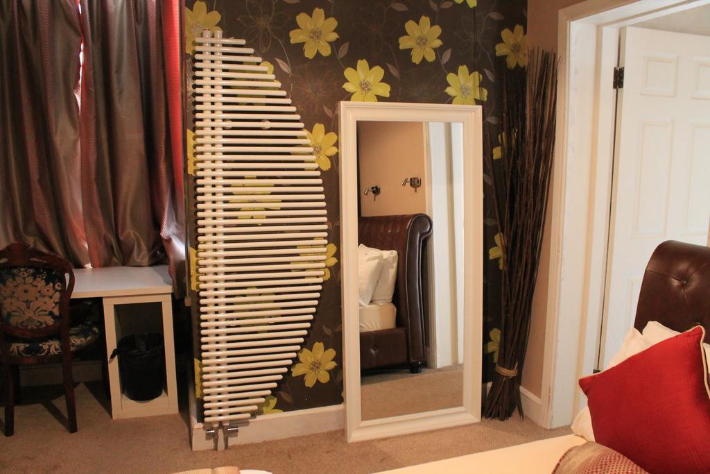 Skylark Guest House Гаунслоу Екстер'єр фото